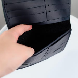 Cartera y clutch de cuero negro: tarjetero gótico, cartera minimalista gótica, clutch de cuero hecho a mano, tarjetero para hombre y mujer.
