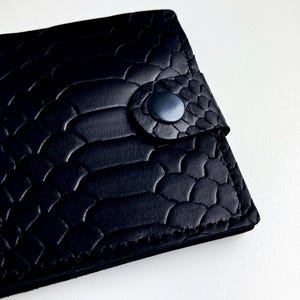 Carteira de couro preta – Carteira de viagem fina para homens – Minimalista com bolso duplo ou porta-moedas – Presente de couro feito à mão – Presente de dia dos pais
