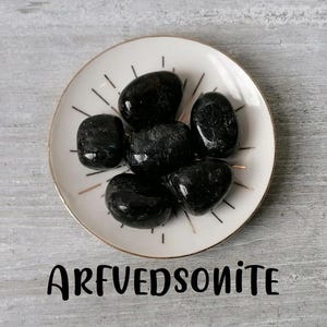 Pierre roulée à l'arfvedsonite | Pierres roulées | Pierre tombale | Pierres précieuses roulées | Cristaux de guérison | Pierres tombales en cristal | Cristaux rares