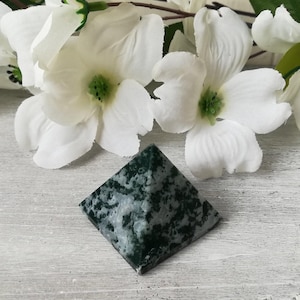 Pirámide de cristal de ágata musgosa verde
