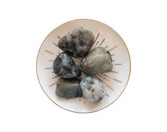 Emerald Crystal Tumbled Stone - Crystal Healing - Regeneration & Recovery - Stone of Love - Pocket Crystal - Heart Chakra Stone