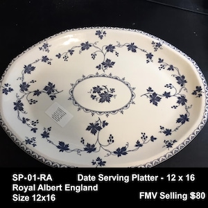 Puede incluir: Una fuente ovalada Royal Albert England. La fuente blanca presenta un diseño de hojas y vides azules en los bordes y un diseño ovalado central. La fuente mide 30 x 41 cm.