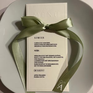 Menükarten Hochzeit | mit Schleife | geprägt | elegant | Schleife mit Initialien
