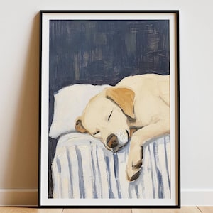 K&ouml;nnte beinhalten: Ein Gem&auml;lde eines gelben Labrador Retrievers, der auf einem blau-wei&szlig; gestreiften Bett schl&auml;ft. Der Hund liegt auf der Seite zusammengerollt, mit dem Kopf auf einem wei&szlig;en Kissen.