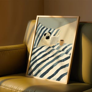 Mopshond lezing kunstprint – grappige mopshond kunst aan de muur, hond in bed poster, leesgrage hond print, gezellige slaapkamer decor, hond en koffie illustratie cadeau
