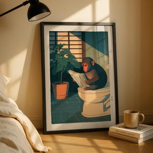 Può includere: Stampa artistica incorniciata raffigurante una scimmia che legge un giornale seduta su un water. L'opera d'arte include una pianta in vaso, una finestra con la luce del sole e un pavimento piastrellato turchese. La scimmia ha la faccia rossa ed è marrone scuro.