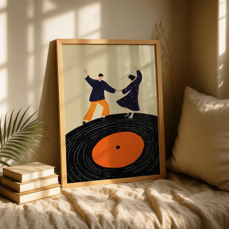 以下が含まれることがあります： レコードの上で踊るカップルを描いた、額入りのアートプリント。 作品は、ネイビーブルーのシャツとオレンジ色のズボンを着た男性と、ネイビーブルーのドレスを着た女性を描いています。 レコードの中央はオレンジ色です。