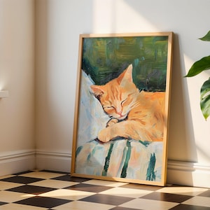 Könnte beinhalten: Gerahmtes Gemälde einer schlafenden, orangefarbenen Katze. Die Katze liegt auf einem Kissen mit grün-weißen Streifen. Das Kunstwerk hat einen Holzrahmen und lehnt an einer Wand. Der Hintergrund ist eine Mischung aus grünen und weißen Pinselstrichen.