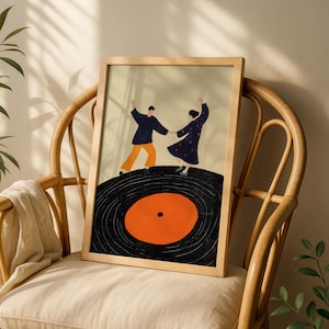以下が含まれることがあります： レコードの上で踊るカップルを描いた、額入りのアートプリント。 このアートワークは、ネイビーとオレンジ色の服を着た2人の人物が、オレンジ色の中心を持つ黒いレコードの上で踊っている様子を描いています。 フレームは明るい色の木材で作られています。