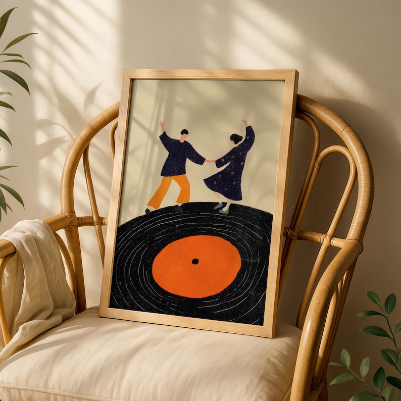 以下が含まれることがあります： レコードの上で踊るカップルを描いた、額入りのアートプリント。 このアートワークは、ネイビーとオレンジ色の服を着た2人の人物が、オレンジ色の中心を持つ黒いレコードの上で踊っている様子を描いています。 フレームは明るい色の木材で作られています。
