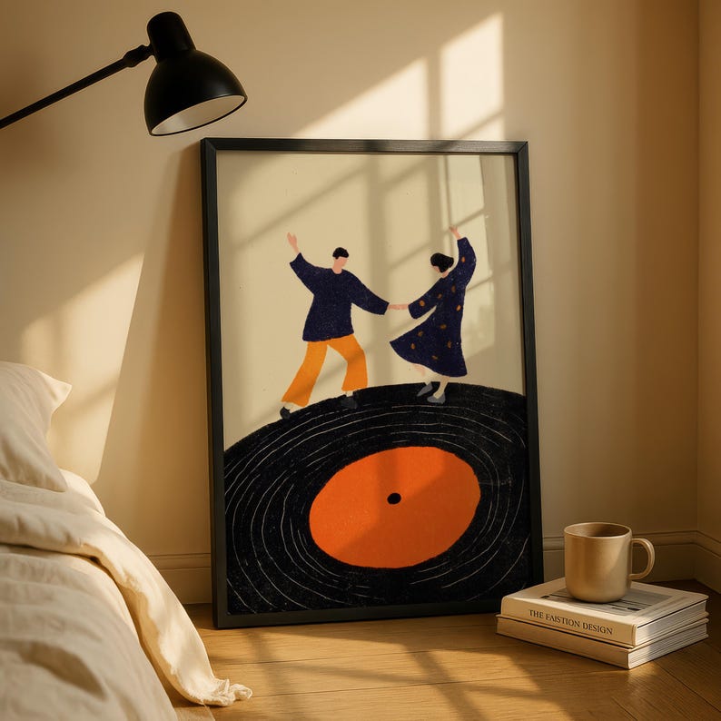 以下が含まれることがあります： 黒いレコード盤の上で踊るカップルを描いた、額入りのアートプリント。オレンジ色の中心があります。人物は青とオレンジ色の服を着ています。アートワークは、ベッドとランプの隣の壁に展示されています。