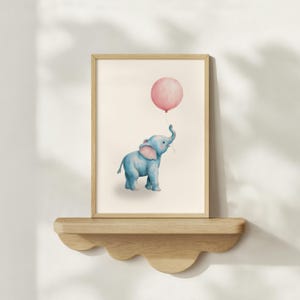 Blauer Elefant Kinderzimmer Poster mit rosa Luftballon | Babyzimmer Dekor | Skurriles Dschungeltier Poster | Ungerahmt Kinderzimmer Kunstwerk