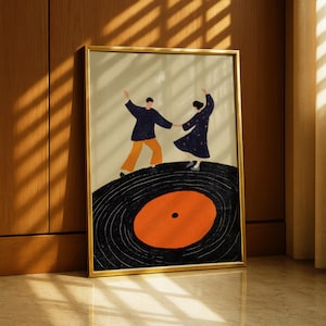 以下が含まれることがあります： レコードの上で踊るカップルを描いた額入りのアートプリント。 作品は、紺色のシャツとオレンジ色のズボンを着た男性と、黄色の水玉模様の紺色のドレスを着た女性を描いています。 レコードは黒色で、オレンジ色の中心があります。