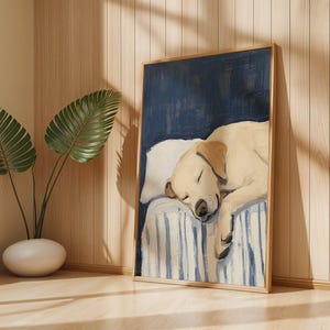 K&ouml;nnte beinhalten: Ein Gem&auml;lde eines Hundes, der auf einem Bett mit blau-wei&szlig; gestreiftem Bettzeug schl&auml;ft. Der Hund ist hellbraun und hat seinen Kopf auf einem wei&szlig;en Kissen abgelegt. Der Hintergrund ist dunkelblau.