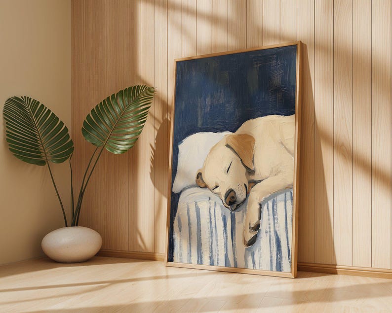 K&ouml;nnte beinhalten: Ein Gem&auml;lde eines Hundes, der auf einem Bett mit blau-wei&szlig; gestreiftem Bettzeug schl&auml;ft. Der Hund ist hellbraun und hat seinen Kopf auf einem wei&szlig;en Kissen abgelegt. Der Hintergrund ist dunkelblau.