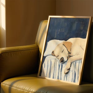 K&ouml;nnte beinhalten: Ein gerahmtes Gem&auml;lde eines schlafenden Golden Retriever-Hundes auf einem gestreiften blau-wei&szlig;en Bett. Der Hund liegt auf der Seite mit dem Kopf auf einem wei&szlig;en Kissen. Das Gem&auml;lde ist vor einem dunkelblauen Hintergrund platziert.