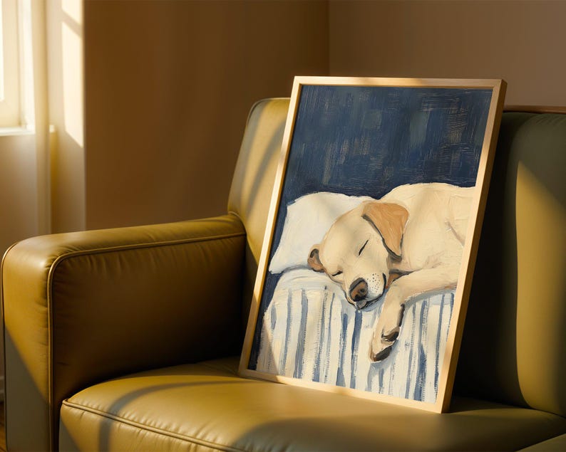 K&ouml;nnte beinhalten: Ein gerahmtes Gem&auml;lde eines schlafenden Golden Retriever-Hundes auf einem gestreiften blau-wei&szlig;en Bett. Der Hund liegt auf der Seite mit dem Kopf auf einem wei&szlig;en Kissen. Das Gem&auml;lde ist vor einem dunkelblauen Hintergrund platziert.