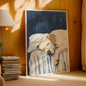 K&ouml;nnte beinhalten: Ein Gem&auml;lde eines schlafenden gelben Labrador Retrievers auf einem gestreiften Bett. Der Hund liegt zusammengerollt mit dem Kopf auf seinen Pfoten. Das Gem&auml;lde ist in einem wei&szlig;en Rahmen gerahmt.