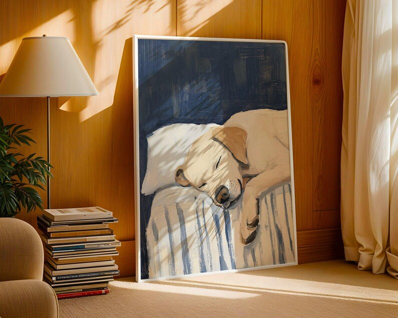 K&ouml;nnte beinhalten: Ein Gem&auml;lde eines schlafenden gelben Labrador Retrievers auf einem gestreiften Bett. Der Hund liegt zusammengerollt mit dem Kopf auf seinen Pfoten. Das Gem&auml;lde ist in einem wei&szlig;en Rahmen gerahmt.