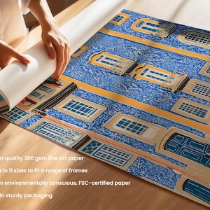 K&ouml;nnte beinhalten: Gerollter Kunstdruck mit detailliertem Architekturdesign in Blau, Beige und Gelb. Der Druck zeigt ein sich wiederholendes Muster von Geb&auml;udefassaden mit Fenstern und T&uuml;ren. Das Papier wird auf einer Holzoberfl&auml;che ausgerollt.
