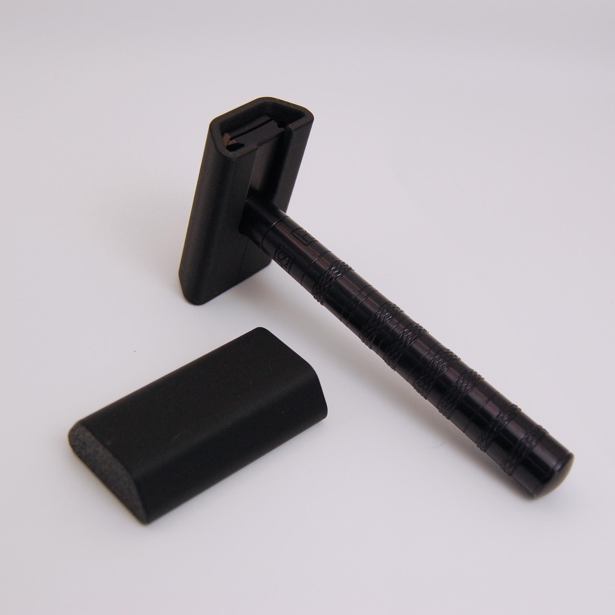Henson Razor Travel Cover: AL13 or Ti22, Secure Blade Protection