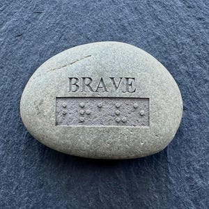 Pierre en braille gravée personnalisée.
