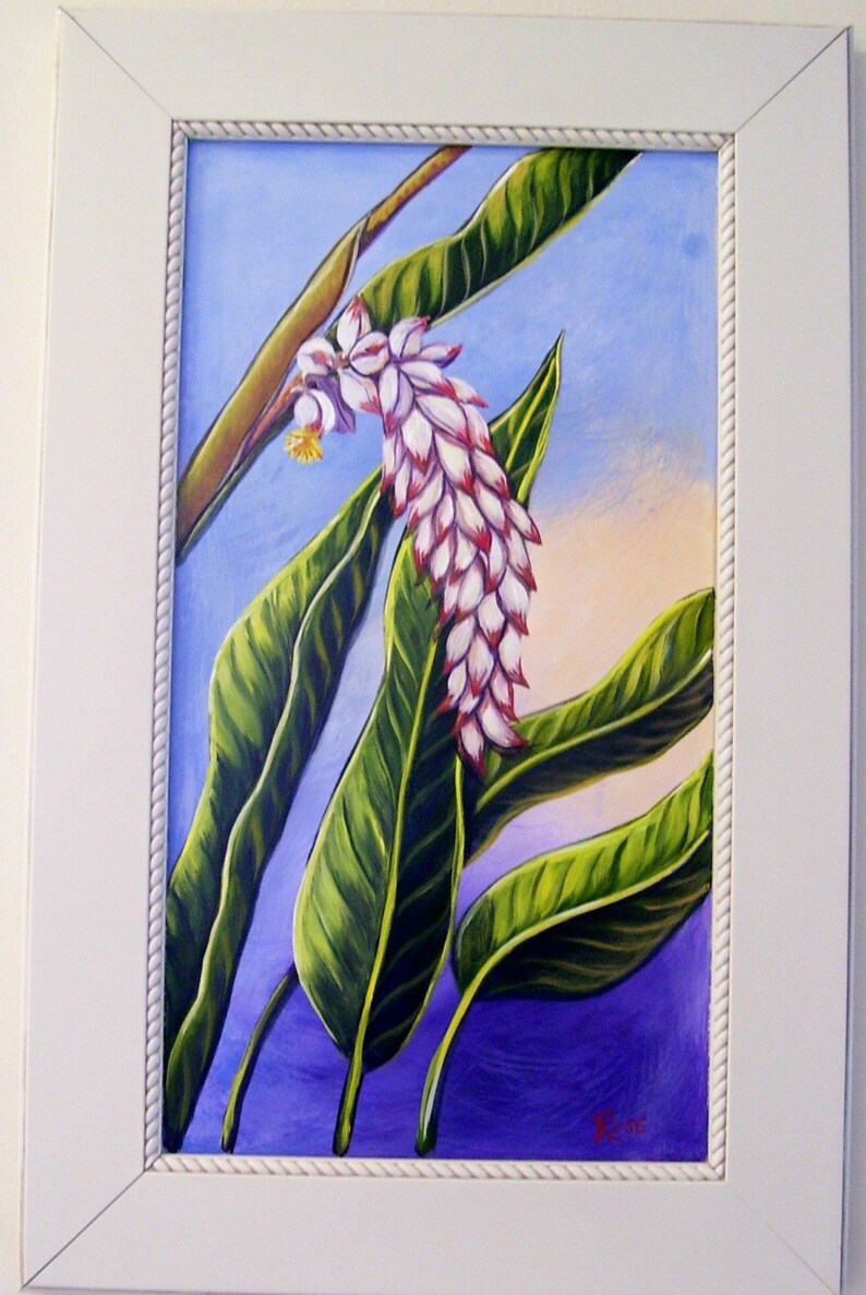 Pode incluir: Uma pintura de uma flor de gengibre branca e rosa com folhas verdes sobre um fundo azul e roxo.