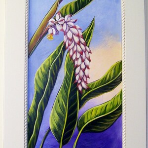 Pode incluir: Uma pintura de uma flor de gengibre branca e rosa com folhas verdes sobre um fundo roxo e azul.