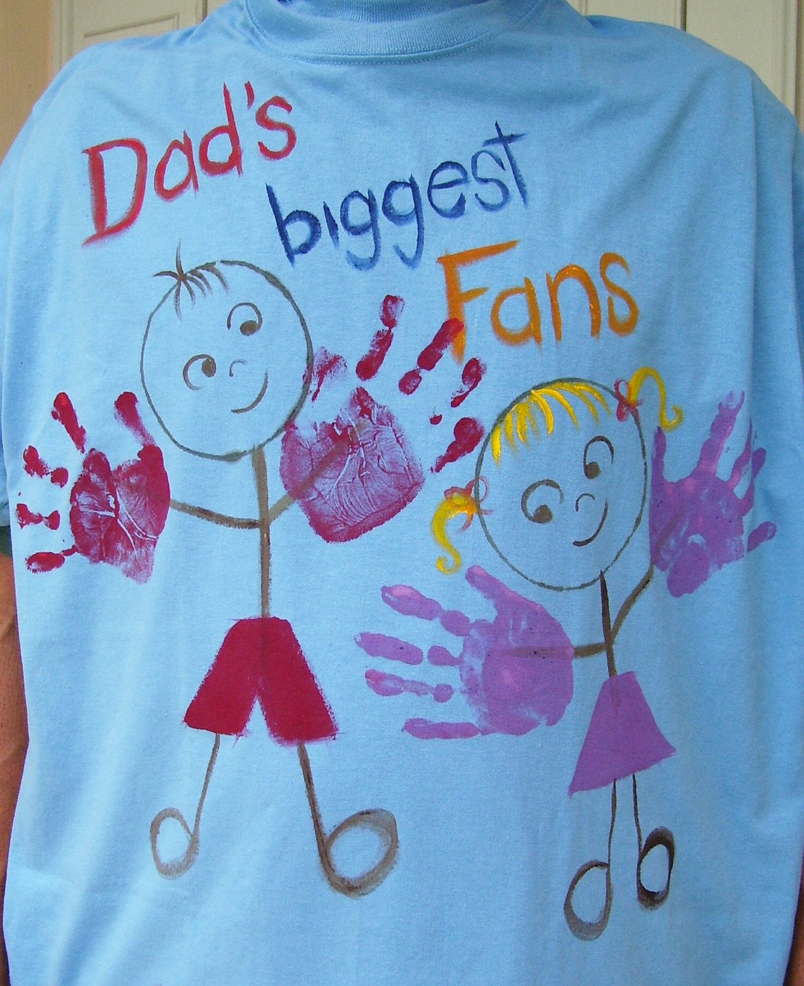 Разрисованная мама. Роспись футболки для папы. Разрисовать футболку для папы. Футболка с ладошками. Футболка отпечаток руки.