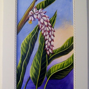 Pode incluir: Uma pintura de uma flor de gengibre branca e rosa com folhas verdes sobre um fundo azul e roxo.