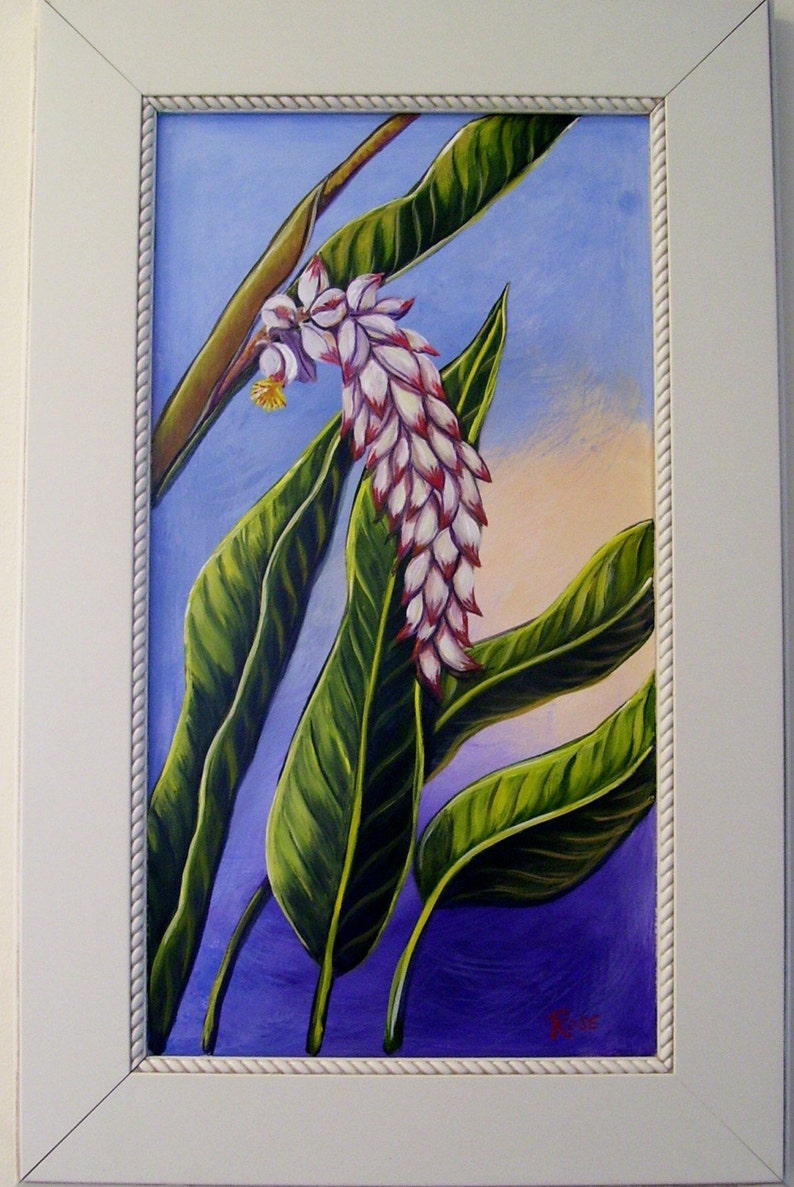 Pode incluir: Uma pintura de uma flor de gengibre branca e rosa com folhas verdes sobre um fundo azul e roxo.