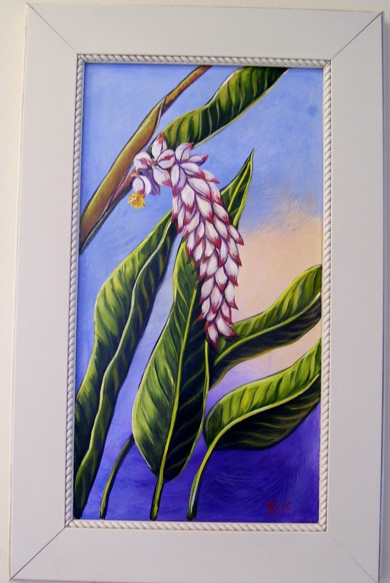 Pode incluir: Uma pintura de uma flor de gengibre rosa e branca com folhas verdes sobre um fundo azul e roxo.