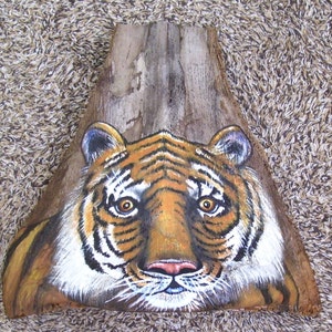 Máscara de tigre Tiki em galho de palmeira