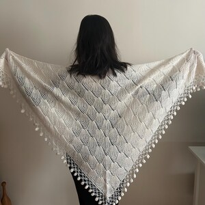 Handmade White Knit Lace Shawl – Elegant Bridal Wrap, Vintage-Inspired Triangle Scarf, Lightweight Wedding Cover-Up, Boho Chic Gift for Her