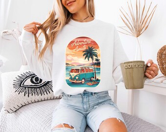 Adventure Awaits Sweatshirt: Beach Camper Grafik, Outdoorsy Pullover