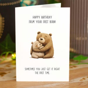 Verjaardagskaart voor mama of papa, schattige beer knuffelkaart, sarcastische kaart van oudste kind, schattige dierenkaart, grappige eerstgeborene verjaardagskaart, onbeleefd