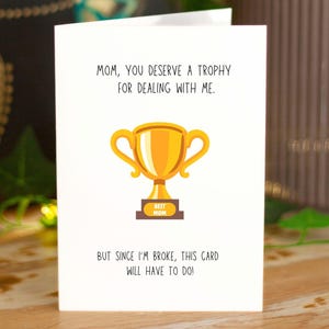 Grappige moederkaart, sarcastische Moederdagkaart, brak cadeau voor moeder, beste moeder trofeekaart, humoristische kaart van dochter of zoon, verjaardagskaart moeder