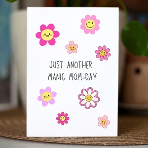 Grappige moederkaart, handgemaakte Moederdagkaart, gewoon weer een manische moederdag, schattige bloemenkaart, sarcastische wenskaart voor moeder, moeder verjaardagskaart