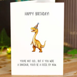 Divertente biglietto d'auguri a tema dinosauro, sarcastica battuta sui fossili di T-Rex, biglietto d'auguri maleducato per lui e il suo amico, grazioso biglietto d'auguri fatto a mano, inappropriato