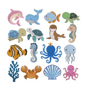 Peut inclure: Un ensemble de seize écussons brodés représentant divers animaux marins, dont un dauphin rose, une baleine bleue, un poisson-clown orange, une tortue de mer verte, un phoque brun, des hippocampes, une pieuvre bleue, une méduse, un crabe et un coquillage bleu.