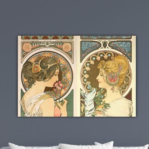Peut inclure: Impression artistique de style Art nouveau représentant deux femmes de profil, chacune encadrée dans un cercle. L'une tient des fleurs, l'autre du feuillage. L'œuvre utilise une palette de couleurs sourdes avec des accents dorés, beiges et pastel, évoquant l'élégance.