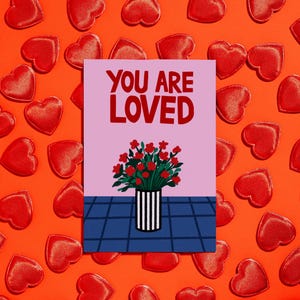 Tarjeta con ilustración de "Eres amado", póster con diseño de florero, arte de pared, descarga instantánea e imprimible