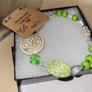 Green and cream beaded bracelet with silver magnetic clasp, handcrafted jewelry, vintage style, adjustable size, unique gift idea