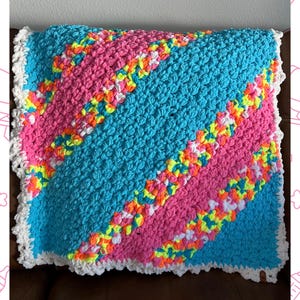 Faixa diagonal macia de crochê para bebê afegão feito à mão decoração de berçário e presente de chá de bebê chenille macio e aconchegante cores brilhantes e divertidas perfeito para bebê