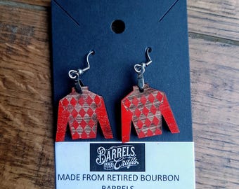 Pendientes elaborados con barriles de bourbon en desuso.
