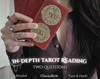 Może przedstawiać: Talia kart tarota z czerwonymi rewersami i złotymi okrągłymi wzorami, trzymana w dłoni. Tekst głosi: IN-DEPTH TAROT READING, TWO QUESTIONS, Detailed, Clairaudient, Tarot & Oracle oraz DivineDarkRose.