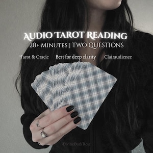 Puede incluir: Una persona sosteniendo una baraja de cartas del tarot con un patrón de cuadros azules y blancos. La imagen incluye el texto "AUDIO TAROT READING" y "20+ MINUTES | TWO QUESTIONS". El texto también incluye "Tarot & Oracle" y "Best for deep clarity".