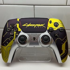 Może przedstawiać: Zestaw trzech ceramicznych kubków z nakrapianym, matowym wykończeniem. Kubki są w odcieniach kremu, jasnego brązu i ciemnego brązu. Każdy kubek ma prosty, minimalistyczny design.