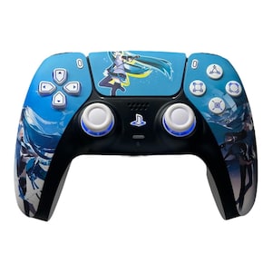 Puede incluir: Un mando de PlayStation 5 azul y negro con una piel personalizada que presenta un personaje de anime con cabello azul largo. El mando tiene botones blancos y una luz azul alrededor del logotipo de PlayStation.