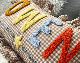 Benutzerdefinierte Namenskissen für Jungen, braun Gingham Rüschenkissen, Baby Name Geschenk, Kinderzimmer Dekor, personalisierte Kleinkind Zimmer Akzent, Baby Geschenk